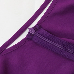 Dettaglio dell'abito viola con spalline sottili e chiusura lampo invisibile sul retro