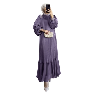 Détail de la robe abaya plissée violette avec paillettes et perles sur le col et les poignets