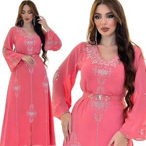 Détails d'un caftan en mousseline rose avec broderie de strass argentés et décolleté en V