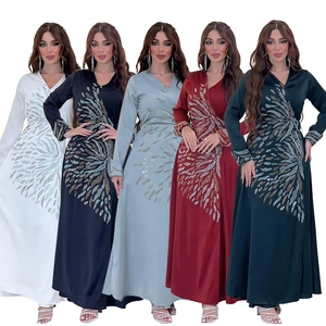 Dettagli del ricamo su abaya in raso di lusso mostrati in cinque colori diversi