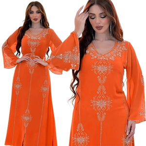 Broderie de perles argentées et motifs complexes sur une élégante robe abaya orange