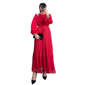 Robe longue plissée rouge élégante à manches longues avec sequins et ceinture