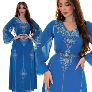 Détail de la broderie argentée et des perles sur un caftan en mousseline bleu marine