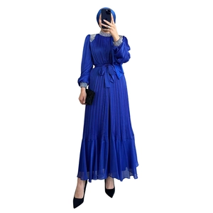 Détail de la robe longue plissée bleu roi avec poignets à paillettes et ceinture nouée