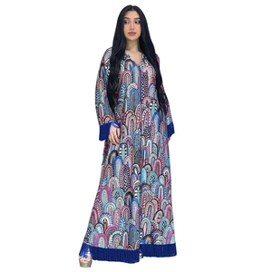 Robe caftan à manches longues avec imprimés colorés et finitions en pompons bleus élégants