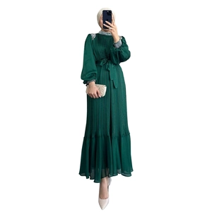 Détails de la robe longue plissée vert foncé avec broderie pailletée argentée et ceinture