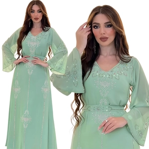 Robe longue chic en mousseline vert menthe avec broderie pailletée et manches évasées
