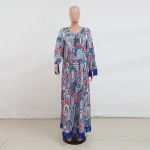 Détail d'une robe maxi avec motifs géométriques, manches et bordure à franges bleues
