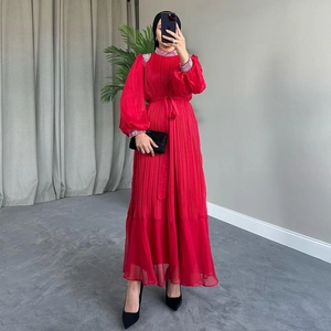 Détails de robe de soirée rouge plissée avec col à paillettes et manches lanternes