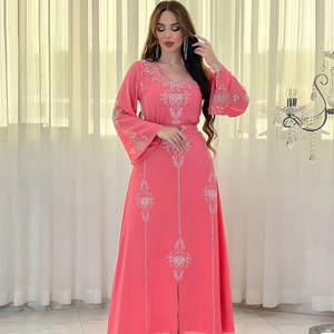 Robe caftan élégante en mousseline corail avec broderie pailletée argentée et ceinture