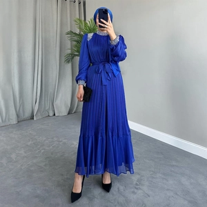 Robe longue plissée en satin bleu roi avec détails en strass et ceinture assortie