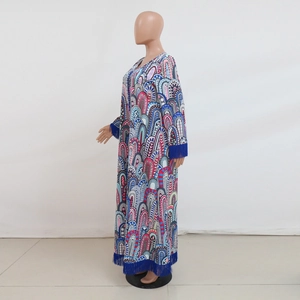 Vue détaillée des glands bleus et du motif ethnique sur la robe caftan longue