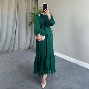 Robe longue plissée vert émeraude avec perles en strass et ceinture à la taille