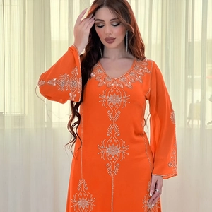 Détail de la broderie en strass argentés sur la robe caftan en mousseline orange vif