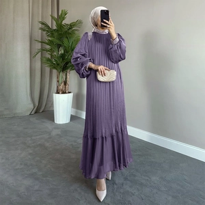 Robe longue Abaya plissée violette élégante avec broderie de perles et paillettes aux manches