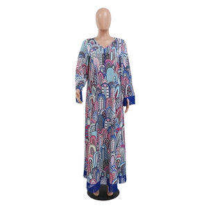 Détail de robe longue imprimé géométrique avec des franges bleues aux poignets