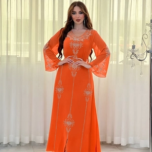 Robe caftan en mousseline orange vif avec broderies florales argentées et décolleté en V