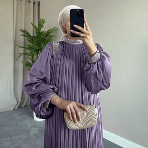 Détails de la robe longue plissée violette ornée de perles argentées et de strass brillants