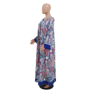 Gros plan détaillé des franges bleues sur une robe caftan longue à motif géométrique