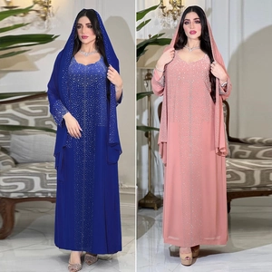 Détails des motifs en strass sur robes de soirée en mousseline bleue et violette