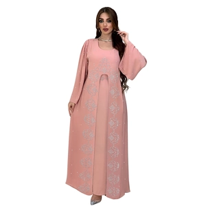 Vue détaillée d'un abaya en mousseline rose avec broderie florale en strass argentés