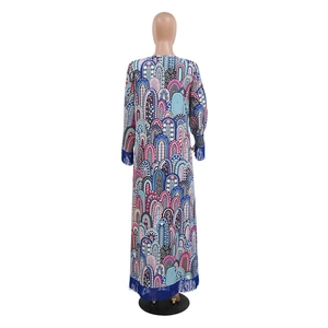 Détail de la robe maxi à imprimé ethnique avec des franges bleues sur les manches