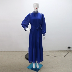 Détails d'une robe plissée bleu royal avec strass argentés sur le col et les poignets