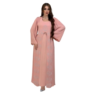 Détail de motifs floraux en strass élégants sur robe abaya en mousseline rose