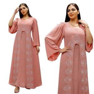 Détail de l'abaya en mousseline rose avec strass symétriques et broderies sur le devant