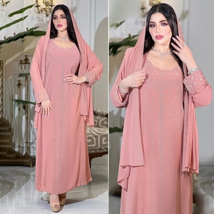 Robe deux pièces rose en mousseline style Moyen-Orient avec strass et châle à capuche