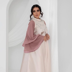 Elegante abito lungo in raso champagne con ricami di paillettes e maniche a campana