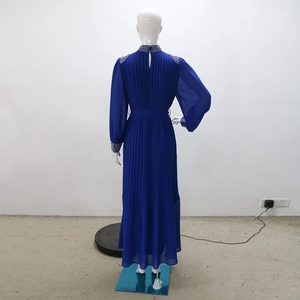 Détail de la robe de soirée plissée bleu roi avec ornements de diamants et perles au dos