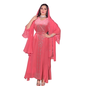 Elegantes korallenrosa Abendkleid mit silbernen Paillettenstickereien und passendem Hidschab