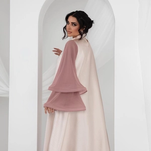 Elegante abito lungo in raso con maniche a campana a strati in beige e rosa cipria