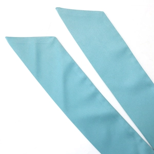 Makro-Detail der himmelblauen seidigen Schal-Textur und der schrägen Stoffkante