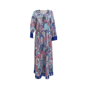Détail d'une robe maxi bohème imprimée avec col en V et glands bleu roi sur les manches