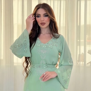 Détail de robe en mousseline vert menthe avec perles argentées et broderie de paillettes