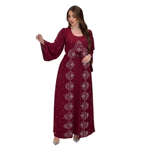 Détail de l'abaya en mousseline bordeaux avec broderies géométriques argentées sur le buste et manches