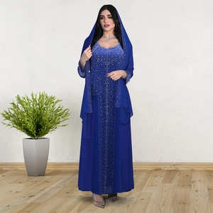 Détail d'une robe en mousseline bleu royal avec strass et cape transparente à capuche