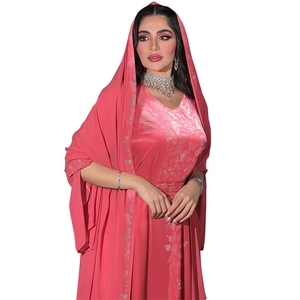 Detail des korallenrosa Kaftans mit silbernen Strassmustern und passendem Hidschab