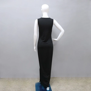 Vista dettagliata dell'elegante abito nero senza maniche con spacco laterale alla moda