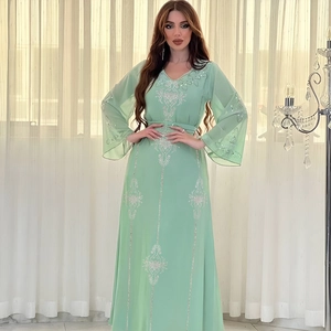 Robe caftan élégante en mousseline vert menthe avec broderie de perles et manches cloche