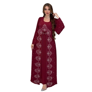 Détails de la broderie en strass argentés sur une robe longue abaya bordeaux en mousseline