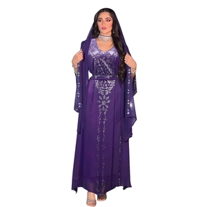 Detail des lila Abendkaftans mit silbernen Pailletten und passendem Hidschab