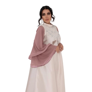 Elegante abito lungo in raso con strass e maniche a campana a contrasto