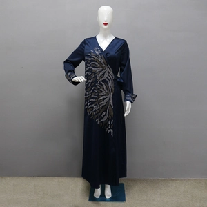 Dettaglio del ricamo di paillettes e del raso blu navy di questo abito abaya