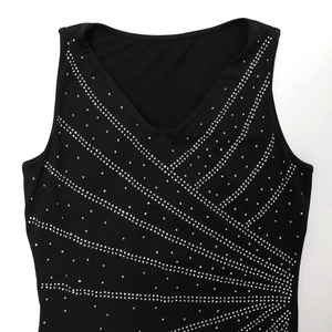 Dettaglio dello scollo a V sull'abito da sera nero senza maniche con strass argento brillanti