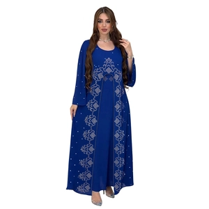 Détails des motifs géométriques en strass argentés sur la robe abaya bleue à manches