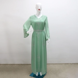 Détail de l'abaya en mousseline vert menthe avec strass argentés et manches resserrées