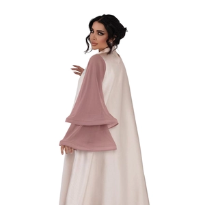 Elegante abito abaya in raso con maniche a campana a contrasto e dettagli in cristallo